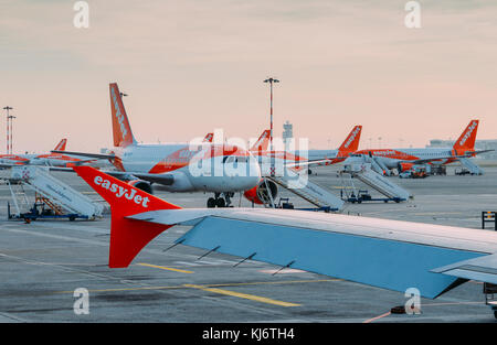 Malpensa Milan, Italie - 21 novembre 2017 : easyjet airbus A320 au tarmac de l'aéroport Malpensa de Milan. services avion vols court-courriers Banque D'Images