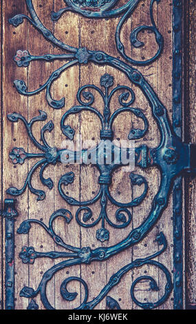 Texture de fond d'une charnière sur une porte de l'église Banque D'Images