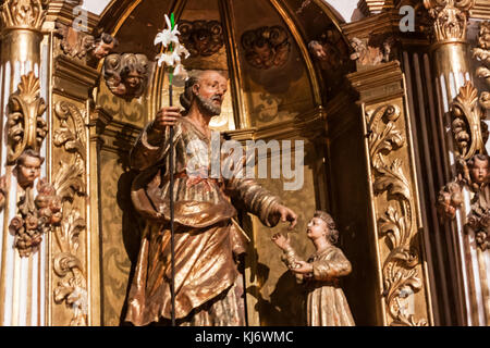Statue de Saint Antoine de Padoue également connu sous le nom d'Antoine de Lisbonne avec une tige de lis blanc représentant son pur Banque D'Images