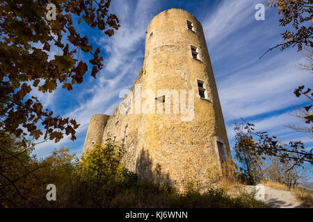 Les ruines de la Midle Âge Tallard château avec sa façade en pierre. Hautes-Alpes, France Banque D'Images