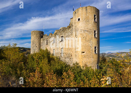 Les ruines de la Midle Âge Tallard château avec sa façade en pierre. Hautes-Alpes, France Banque D'Images