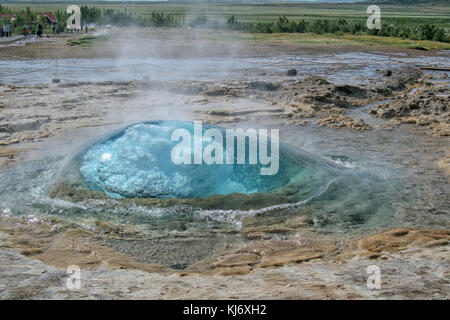 Strokkur geyser en éruption sur l'Islande l'eau chaude et vapeur, série de prises de la fontain geyser en éruption, du début à la fin. l'eau chaude est Banque D'Images