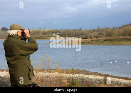 Ornithologue amateur senior à Carsington réservoir d'eau, UK Banque D'Images