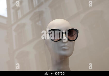 Modèle mannequin à tête en portant des lunettes de soleil fashion store fenêtre, Florence, Italie Banque D'Images