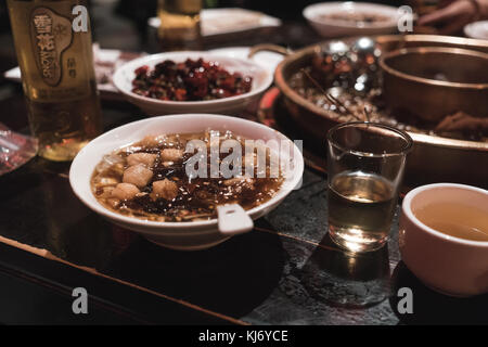 Le tableau plein de plats chinois et pot chaud potage dans Chengdu, province du Sichuan, Chine Banque D'Images