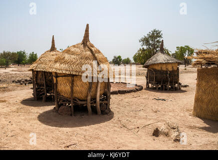 Trois greniers utilisés pour stocker les récoltes dans un village mosi du burkina faso. Banque D'Images