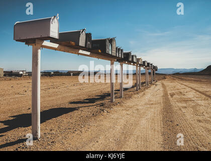 Une rangée de boîtes aux lettres en métal le long de l'historique route 66 près de Kingman, désert de l'Arizona, USA. Banque D'Images