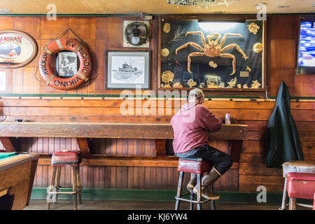 Kodiak, Alaska, USA - août 7th, 2017 : un client assis à l'intérieur de la le b & b bar mis sur le 326 st shelikof à Kodiak, Alaska. Banque D'Images