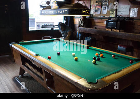 Kodiak, Alaska, USA - août 7th, 2017 : un client en jouant au billard à l'intérieur de la le b & b bar mis sur le 326 st shelikof à Kodiak, Alaska. Banque D'Images