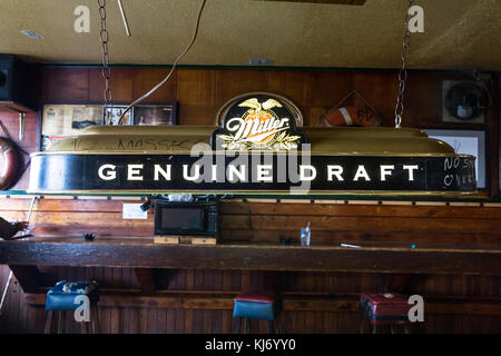 Kodiak, Alaska, USA - août 7th, 2017 : la table de billard Miller Genuine Draft la lumière à l'intérieur de la b & b bar, Kodiak, Alaska. Banque D'Images