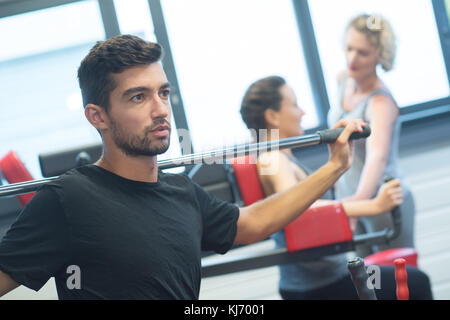 Exercice de powerlifter athlète en compétitions de powerlifting bench press Banque D'Images