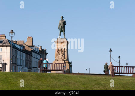 Captain Cook situé sur la falaise ouest donnant sur le port, à Whitby dans le North Yorkshire. En octobre, un ciel bleu clair Banque D'Images