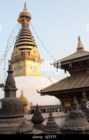 Temple de Swayambhunath (ou un singe), est un ancien de l'architecture religieuse au sommet d'une colline dans la vallée de Kathmandu au Népal.. Banque D'Images