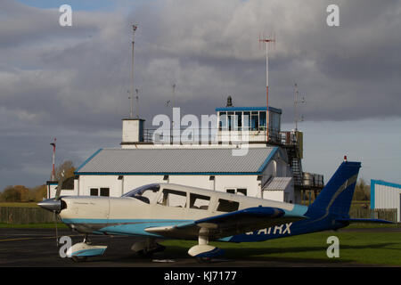 Avions légers en face de la tour de contrôle.Wolverhampton Halfpenny Green Airport. Le Staffordshire. L'Angleterre. UK Banque D'Images