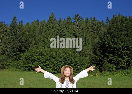 Happy little girl avec les mains en profiter dans la nature Banque D'Images