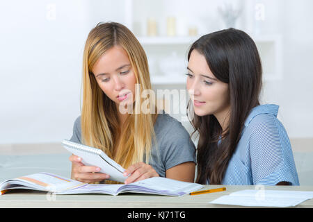 L'étude de l'étudiant dans la salle de séjour à la maison Banque D'Images