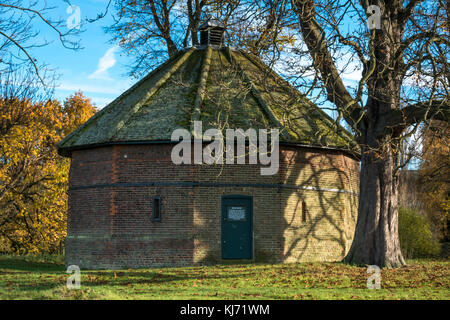 Maison de glace en briques du XVIIe siècle à 12 côtés, Home Park, Hampton court Palace Estate, Londres, Angleterre, Royaume-Uni le jour de l'automne avec ciel bleu Banque D'Images