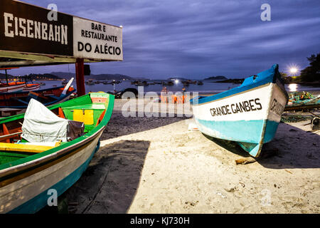 Restaurant et bateaux sur le sable à la plage d'Armacao. Florianopolis, Santa Catarina, Brésil. Banque D'Images