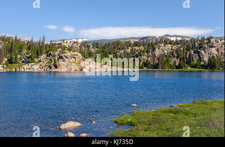 Lac alpin le long de l'autoroute beartooth. Le parc de Yellowstone, dans le Wyoming. Banque D'Images
