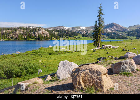 Lac alpin le long de l'autoroute beartooth. Le parc de Yellowstone, dans le Wyoming. Banque D'Images