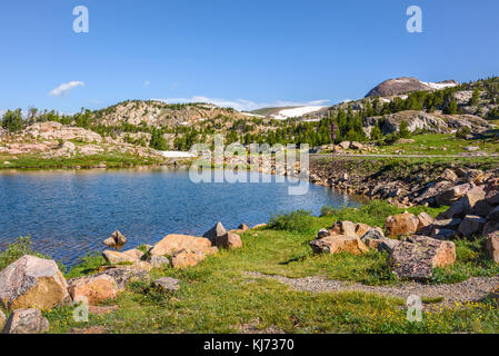 Lac alpin le long de l'autoroute beartooth. Le parc de Yellowstone, dans le Wyoming. Banque D'Images