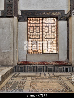 Fenêtre en bois entrelacé (mashrabiya) avec table, Beit el sehemy médiévale, Le Caire, Égypte Banque D'Images