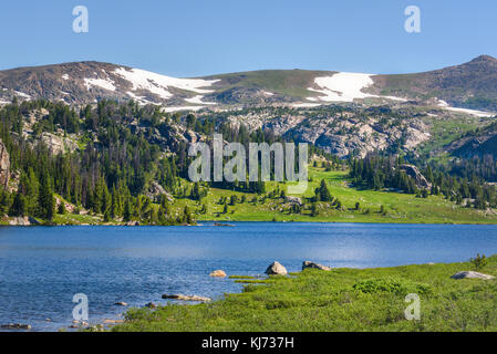 Lac alpin le long de l'autoroute beartooth. Le parc de Yellowstone, dans le Wyoming. Banque D'Images