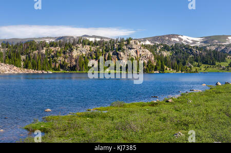 Lac alpin le long de l'autoroute beartooth. Le parc de Yellowstone, dans le Wyoming. Banque D'Images