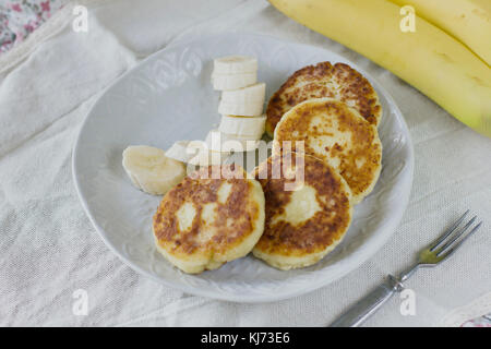 Crêpes de fromage cottage avec des tranches de banane. petit-déjeuner sain Banque D'Images