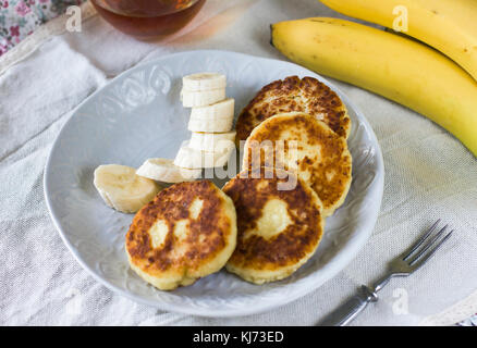 Crêpes de fromage cottage avec des tranches de banane. petit-déjeuner sain Banque D'Images