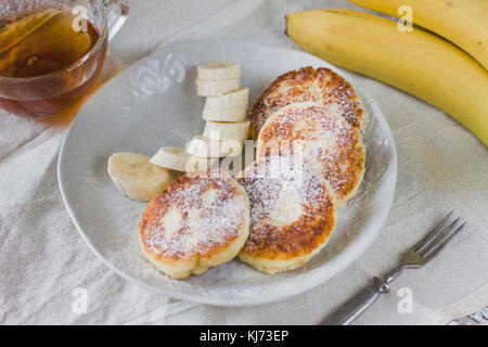 Crêpes de fromage cottage avec des tranches de banane. petit-déjeuner sain Banque D'Images