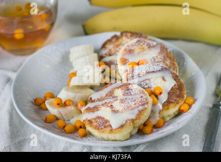 Crêpes de fromage cottage avec des tranches de banane et fruits de mer backthorn. petit-déjeuner sain Banque D'Images