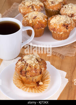 Muffin brun doré sur une plaque avec tasse de café Banque D'Images