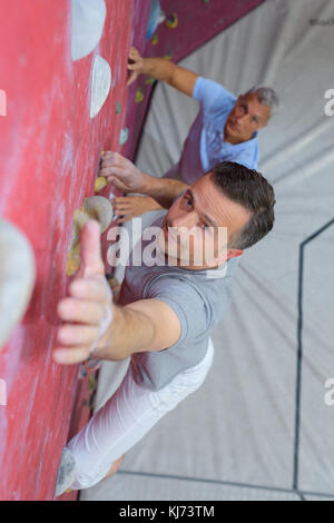 Man climbing indoor Banque D'Images