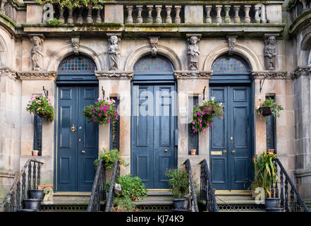 Des escaliers menant à de beaux immeubles à appartements sur Queens Drive dans le Queens Park district de Glasgow, Ecosse, Royaume-Uni Banque D'Images