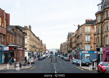 Vue le long de l'artère principale de Victoria Road dans le quartier de Govanhill à Glasgow, en Écosse, au Royaume-Uni Banque D'Images