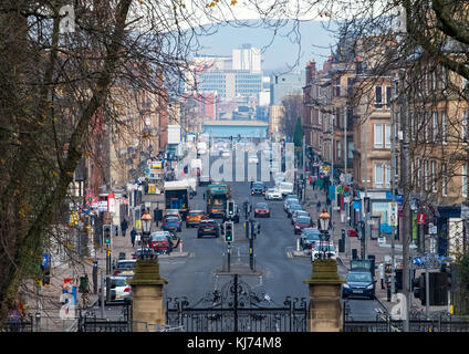 Vue le long de l'artère principale de Victoria Road dans le quartier de Govanhill à Glasgow, en Écosse, au Royaume-Uni Banque D'Images