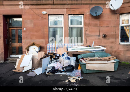 Des détritus ont été empilés dans la rue à l'extérieur du bâtiment en bâtiment dans le quartier de Govanhill à Glasgow, en Écosse, au Royaume-Uni Banque D'Images