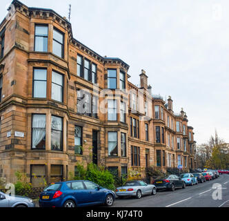 Beaux immeubles d'appartements sur Queens Drive dans le quartier Queens Park de Glasgow, Écosse, Royaume-Uni Banque D'Images