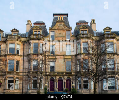 Beaux immeubles d'appartements sur Queens Drive dans le quartier Queens Park de Glasgow, Écosse, Royaume-Uni Banque D'Images