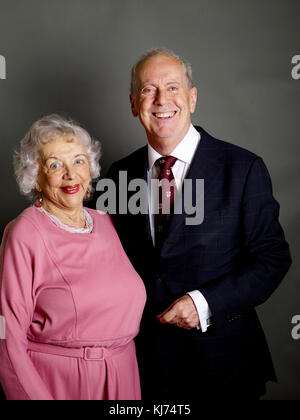 Thelma Ruby & Gyles Brandreth au déjeuner littéraire Oldie 14-11-17 Banque D'Images