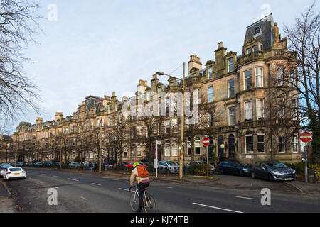 Beaux immeubles d'appartements sur Queens Drive dans le quartier Queens Park de Glasgow, Écosse, Royaume-Uni Banque D'Images