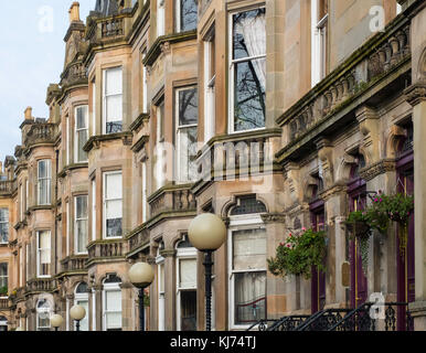 Beaux immeubles d'appartements sur Queens Drive dans le quartier Queens Park de Glasgow, Écosse, Royaume-Uni Banque D'Images