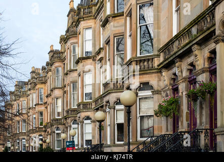 Beaux immeubles d'appartements sur Queens Drive dans le quartier Queens Park de Glasgow, Écosse, Royaume-Uni Banque D'Images