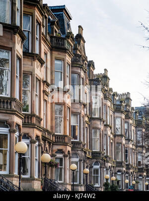 Beaux immeubles d'appartements sur Queens Drive dans le quartier Queens Park de Glasgow, Écosse, Royaume-Uni Banque D'Images