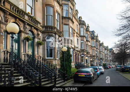 Beaux immeubles d'appartements sur Queens Drive dans le quartier Queens Park de Glasgow, Écosse, Royaume-Uni Banque D'Images