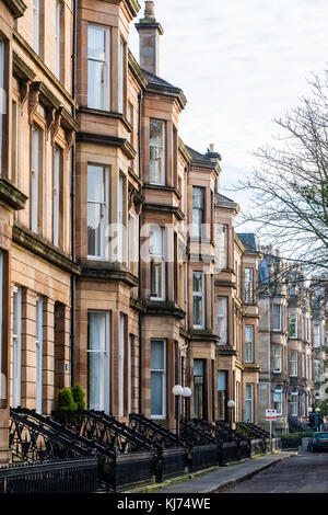 Beaux immeubles d'appartements sur Queens Drive dans le quartier Queens Park de Glasgow, Écosse, Royaume-Uni Banque D'Images