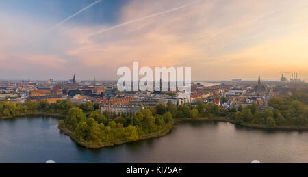 Beau panorama urbain de Copenhague au lever du soleil, ciel voilé de la capitale matin pastel Banque D'Images