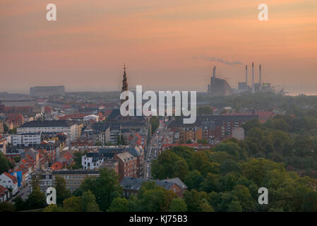 Toits de Copenhague au lever du soleil, le smog sur la ville Banque D'Images