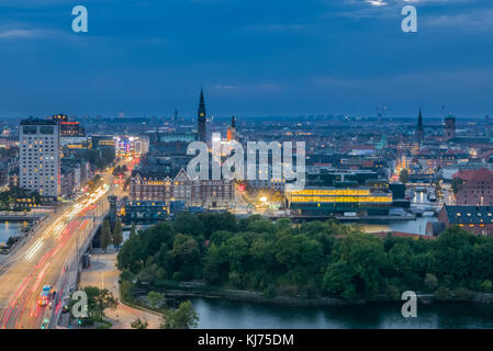 Cityskape de Copenhague et sa rue principale avec circulation Banque D'Images